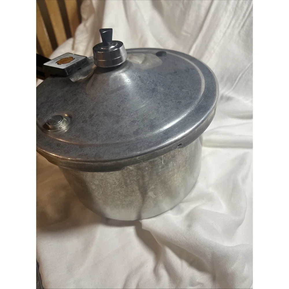 Vintage Presto 4 Qt Aluminum Pressure Cooker Model 21-702 USA With Regulator Lid